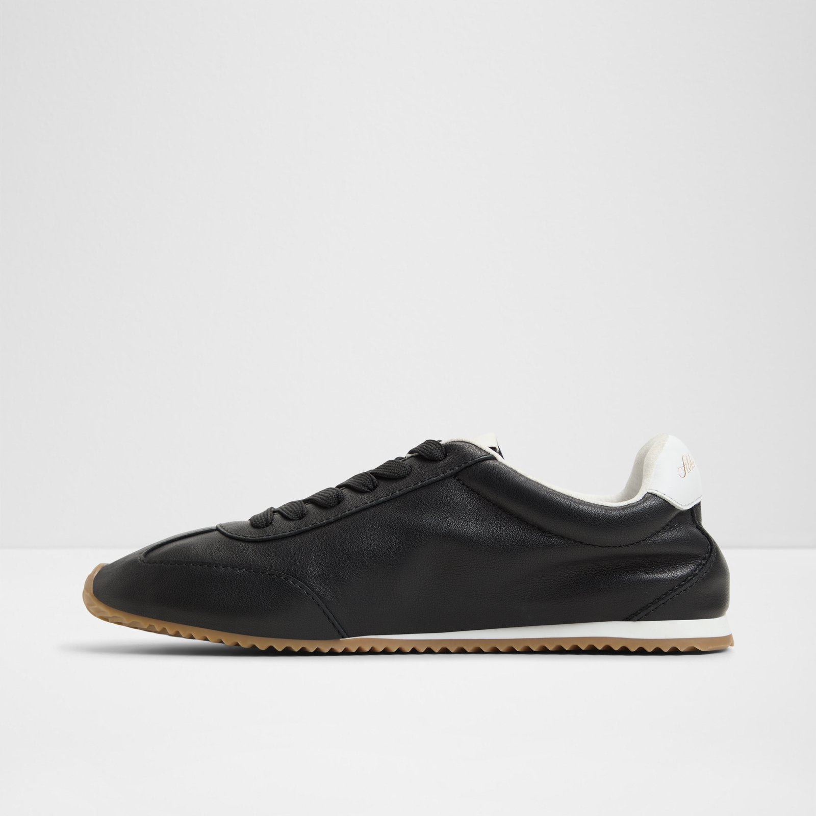 Carefree / Sneakers