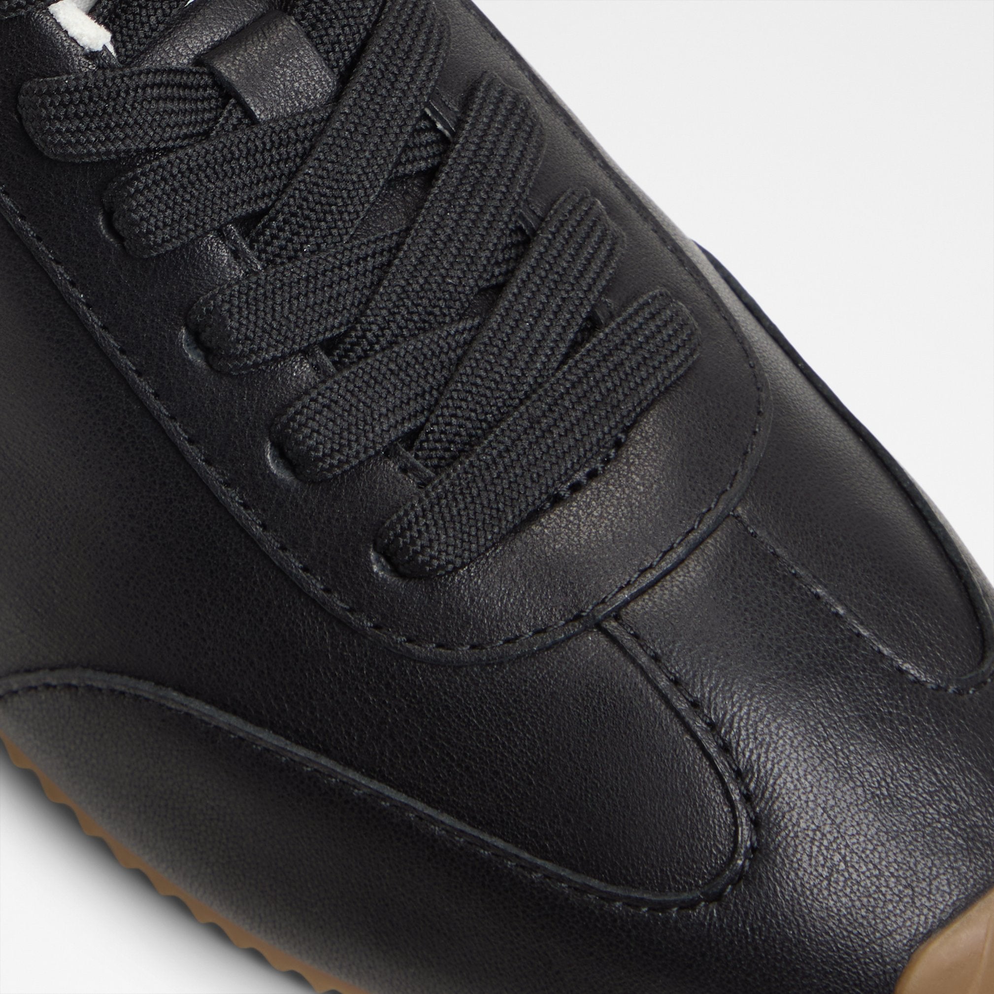 Carefree / Sneakers