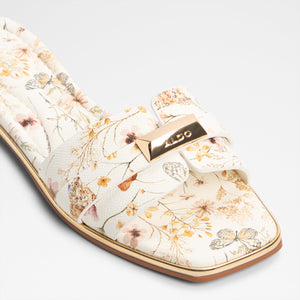 Darine / Flat Sandals