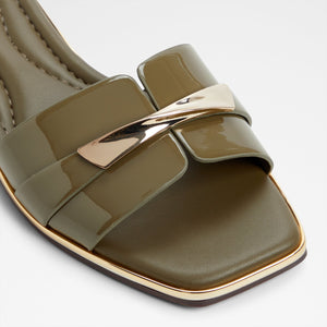 Darlina / Flat Sandals