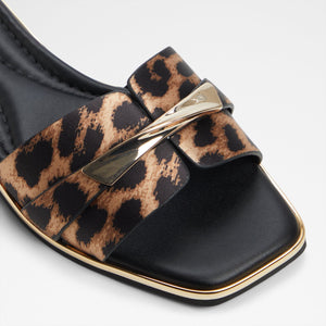 Darlina / Flat Sandals