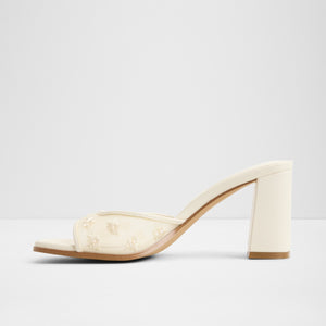 Lisarae / Heeled Sandals