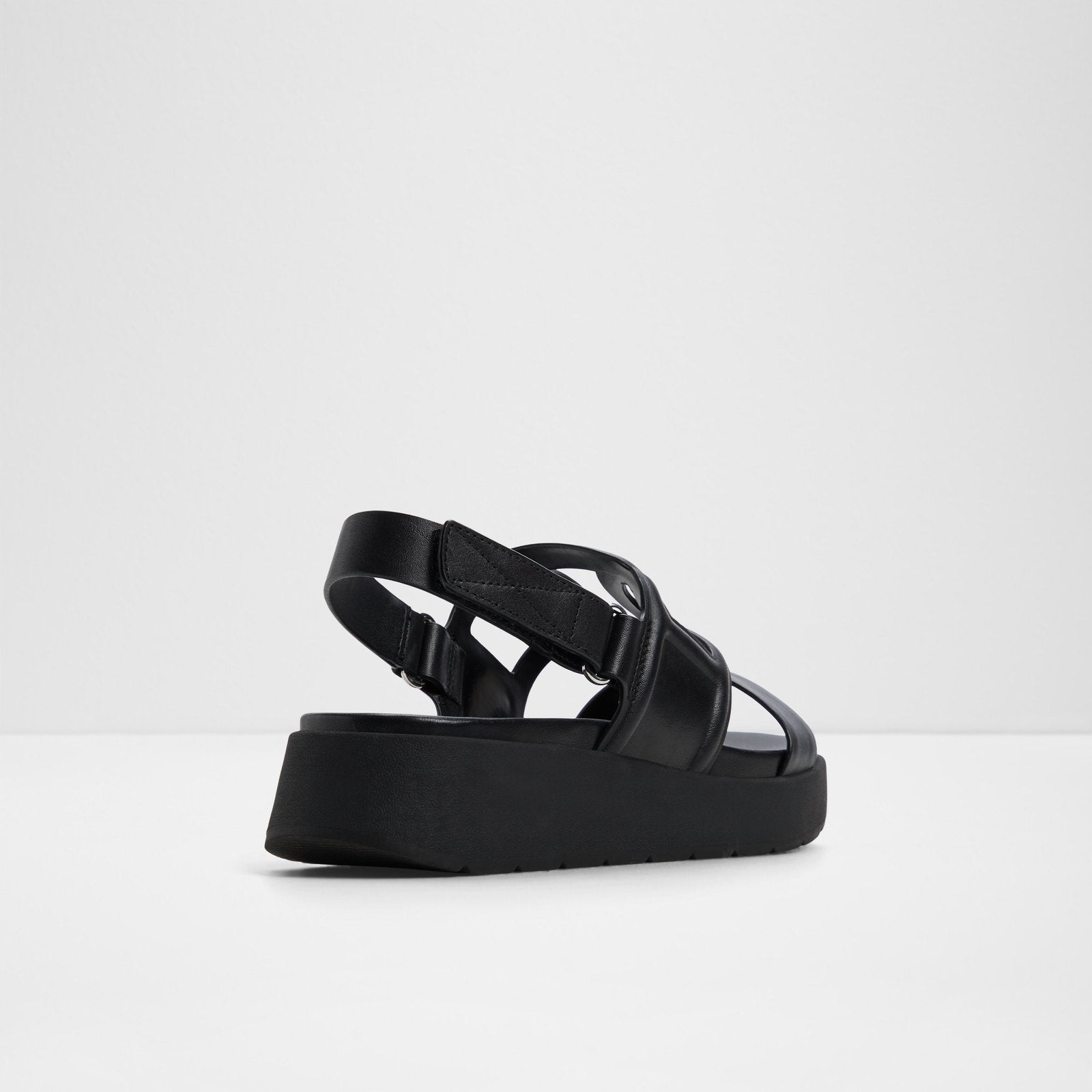 Onuvia / Flat Sandals