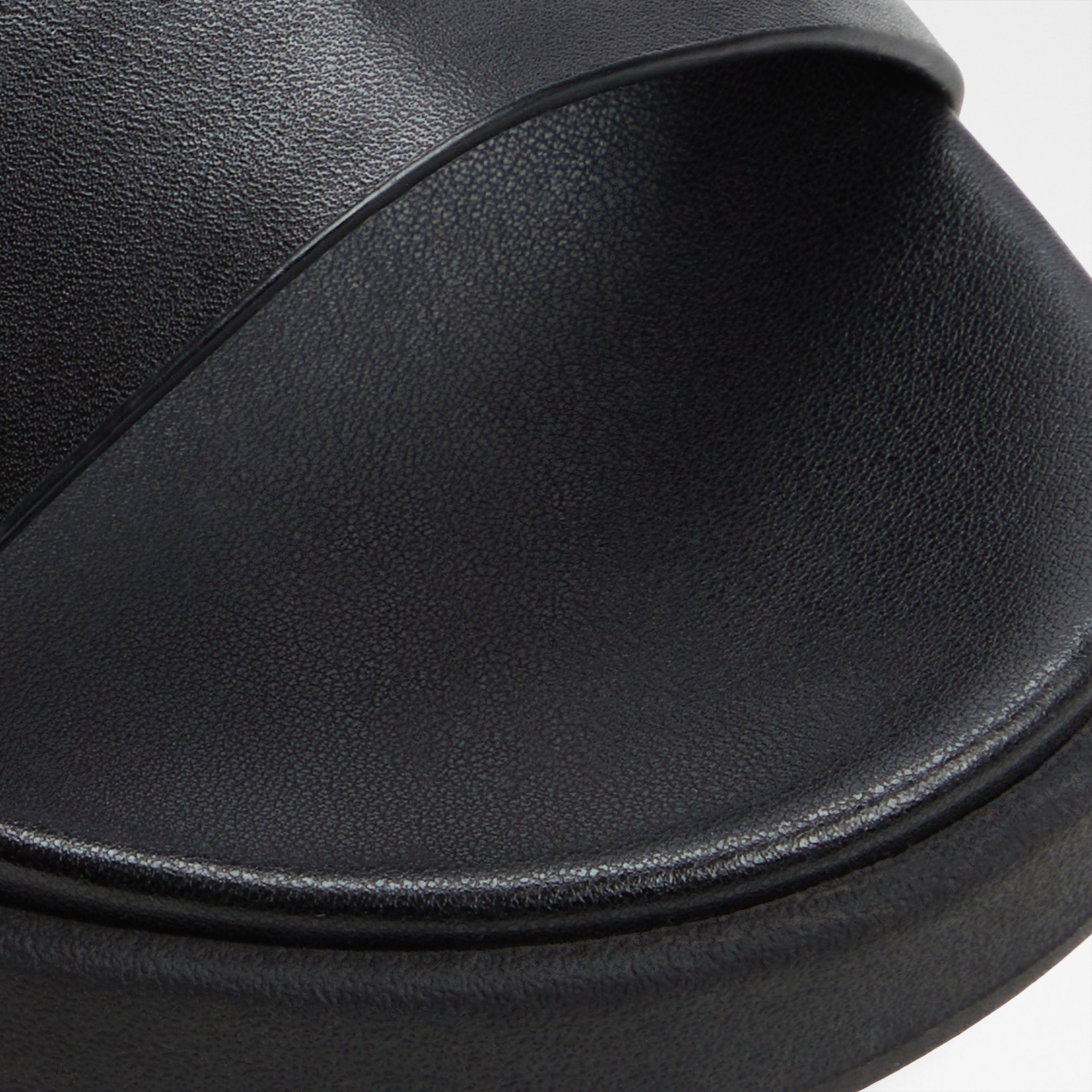 Onuvia / Flat Sandals