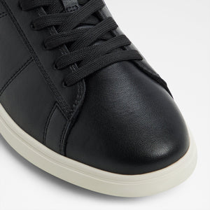 Ovie / Sneakers