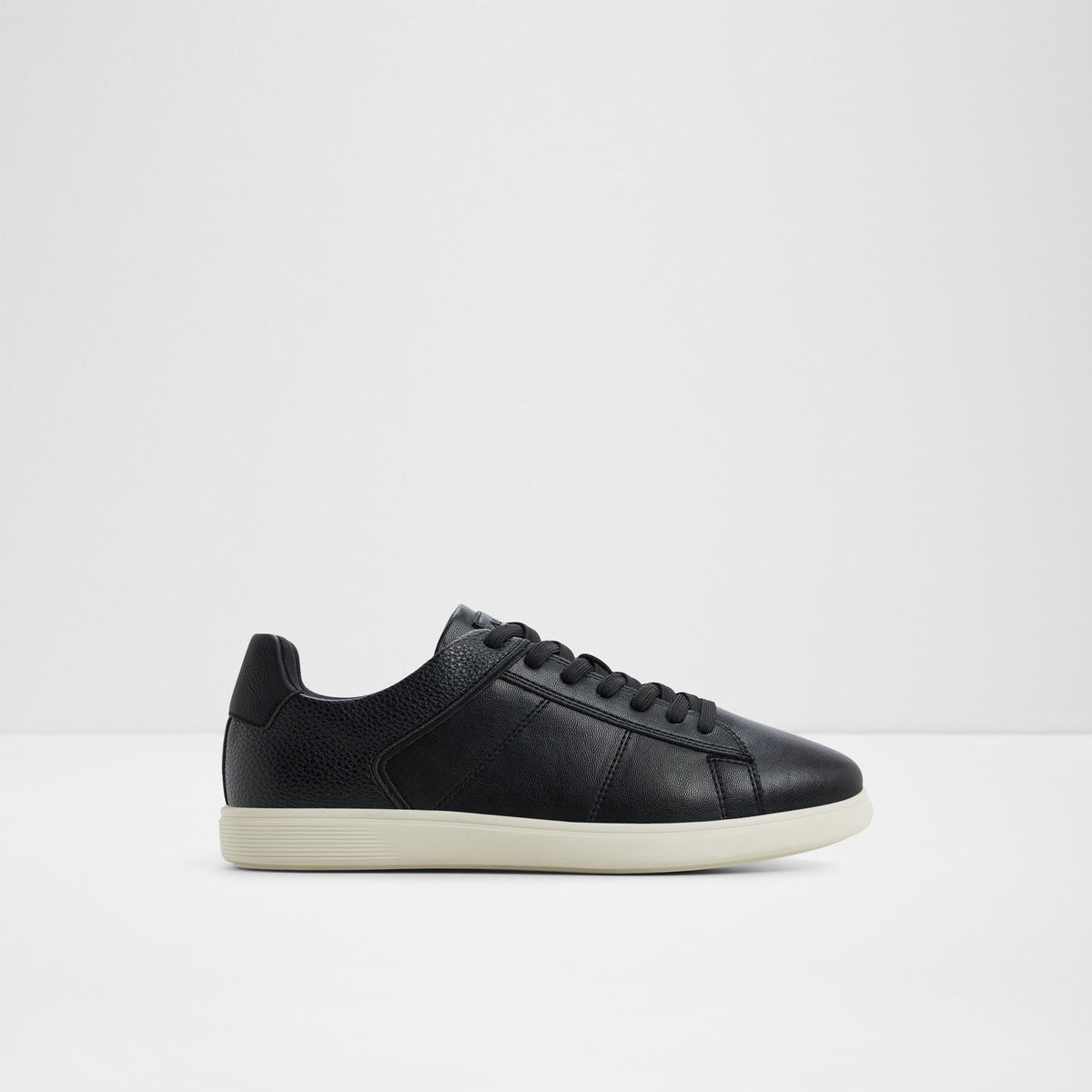 Ovie / Sneakers