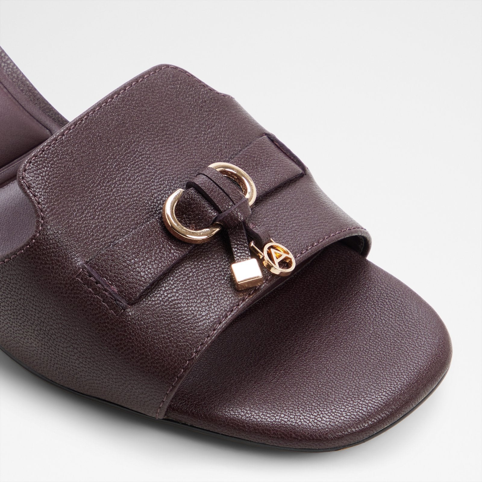 Tessina / صنادل بكعب